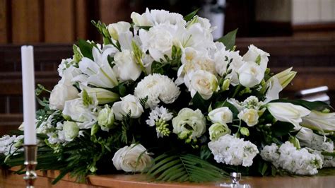 What Flowers Do You Bring to a Funeral: A Discussion on Grief, Tradition, and Symbolism