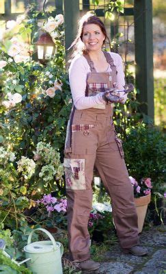 What to Wear Gardening: A Comprehensive Guide to Dressing for the Dirt